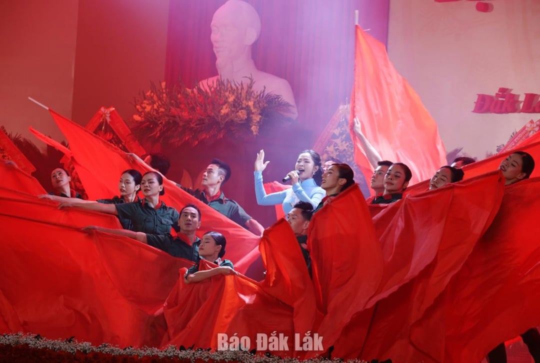 Působivé umělecké představení u příležitosti zahájení 1. sjezdu strany provincie Dak Lak, volební období 2025–2030. Foto: Nguyen Hung