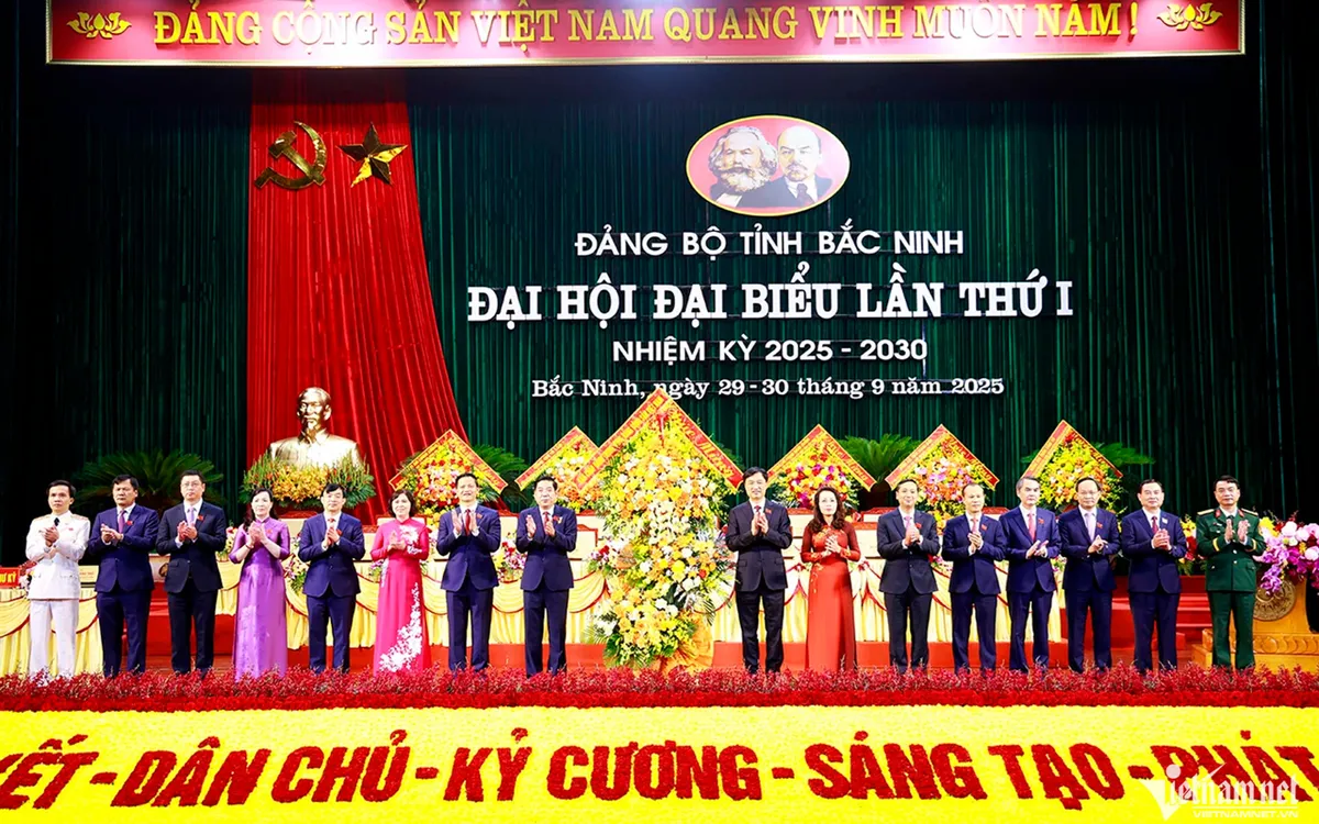 Đồng chí Nguyễn Duy Ngọc, Ủy viên Bộ Chính trị, Bí thư Trung ương Đảng, Chủ nhiệm Ủy ban Kiểm tra Trung ương  tặng hoa chúc mừng Đại hội Đảng bộ tỉnh Bắc Ninh.