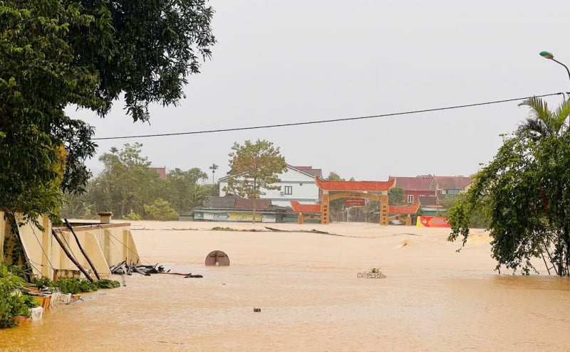 After storm No. 10, Ha Tinh people struggle with floods -0