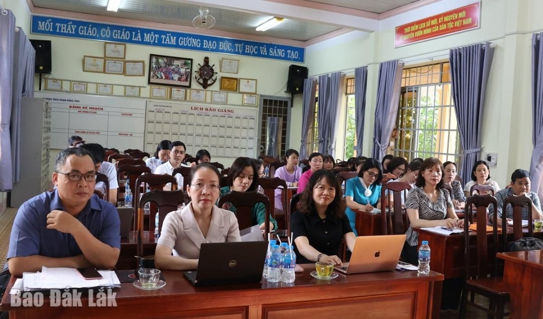 តំណាងសាលា និងសមាជិកក្រុមអធិការកិច្ចបានផ្លាស់ប្តូរព័ត៌មានក្នុងអំឡុងពេលត្រួតពិនិត្យ។