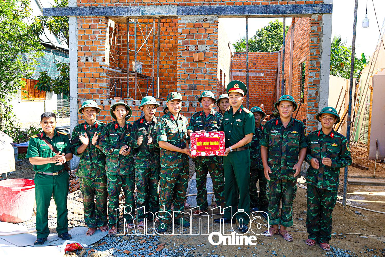 លោកវរសេនីយ៍ទោ Tran Anh Nam - ស្នងការនយោបាយនៃកងវរសេនាតូចថ្មើរជើងលេខ៤៦០ បានជូនអំណោយ និងលើកទឹកចិត្តដល់នាយទាហាន នាយទាហានរងនៃអង្គភាពអនុវត្តភារកិច្ចជួយឧបត្ថម្ភកសាងផ្ទះជូនប្រជាពលរដ្ឋ។