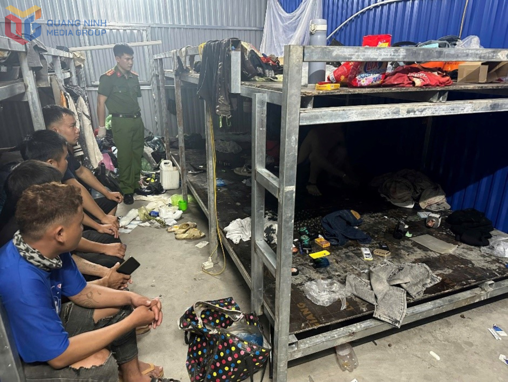 នគរបាល​សង្កាត់​ Hiep Hoa បាន​សម្របសម្រួល​ជាមួយ​នាយកដ្ឋាន​ស៊ើបអង្កេត​បទល្មើស​គ្រឿងញៀន (​នគរបាល​ខេត្ត​) ចុះ​ត្រួតពិនិត្យ​សារធាតុ​ញៀន​នៅ​ជំរំ​កម្មករ​សំណង់​ក្នុង​សង្កាត់។