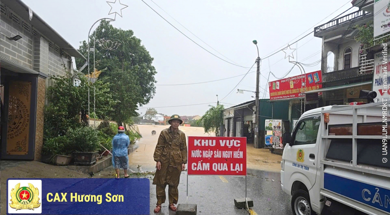 After storm No. 10, Ha Tinh people struggle with floods -0