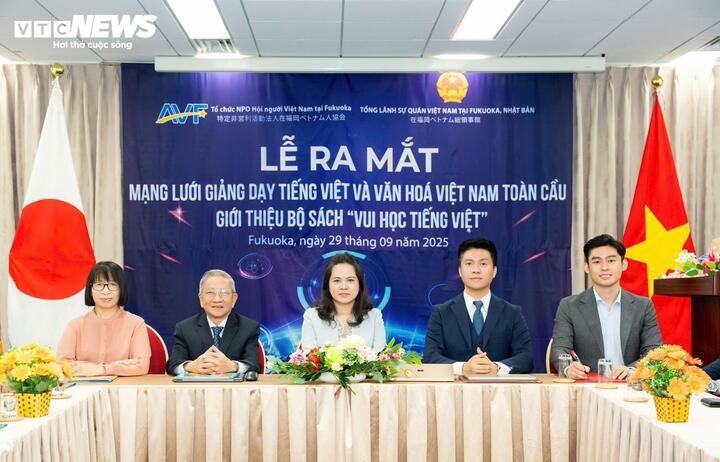 ពិធីសម្ពោធបណ្តាញសកលសម្រាប់ការបង្រៀនភាសា និងវប្បធម៌វៀតណាម និងការណែនាំសៀវភៅ “រៀនភាសាវៀតណាមដើម្បីភាពសប្បាយរីករាយ” ត្រូវបានប្រារព្ធឡើងក្នុងការរួមបញ្ចូលគ្នារវាងព្រឹត្តិការណ៍ផ្ទាល់ និងតាមអ៊ីនធឺណិត។
