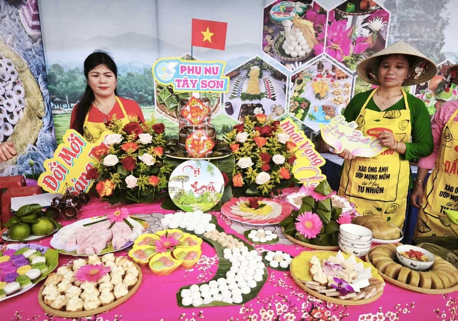 Các loại bánh tham dự Hội thi Làm bánh cổ truyền của Hội LHPN xã Tây Sơn. Ảnh: Đinh Ngọc