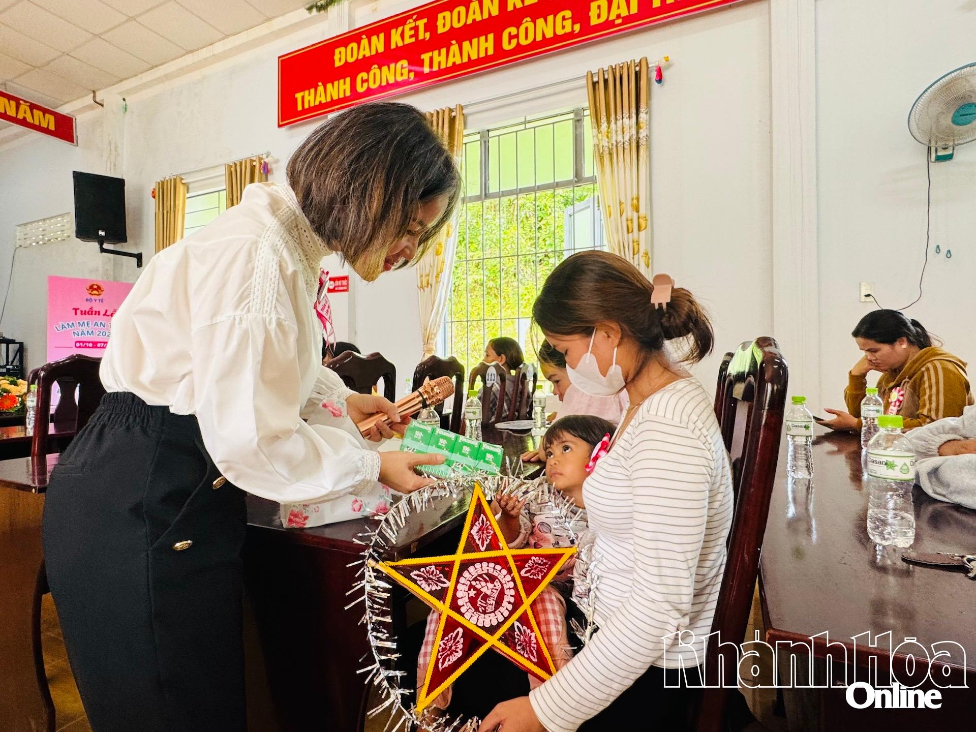 ផ្តល់អំណោយដល់កូនៗ និងម្តាយ ចូលរួមពិធីសម្ពោធ