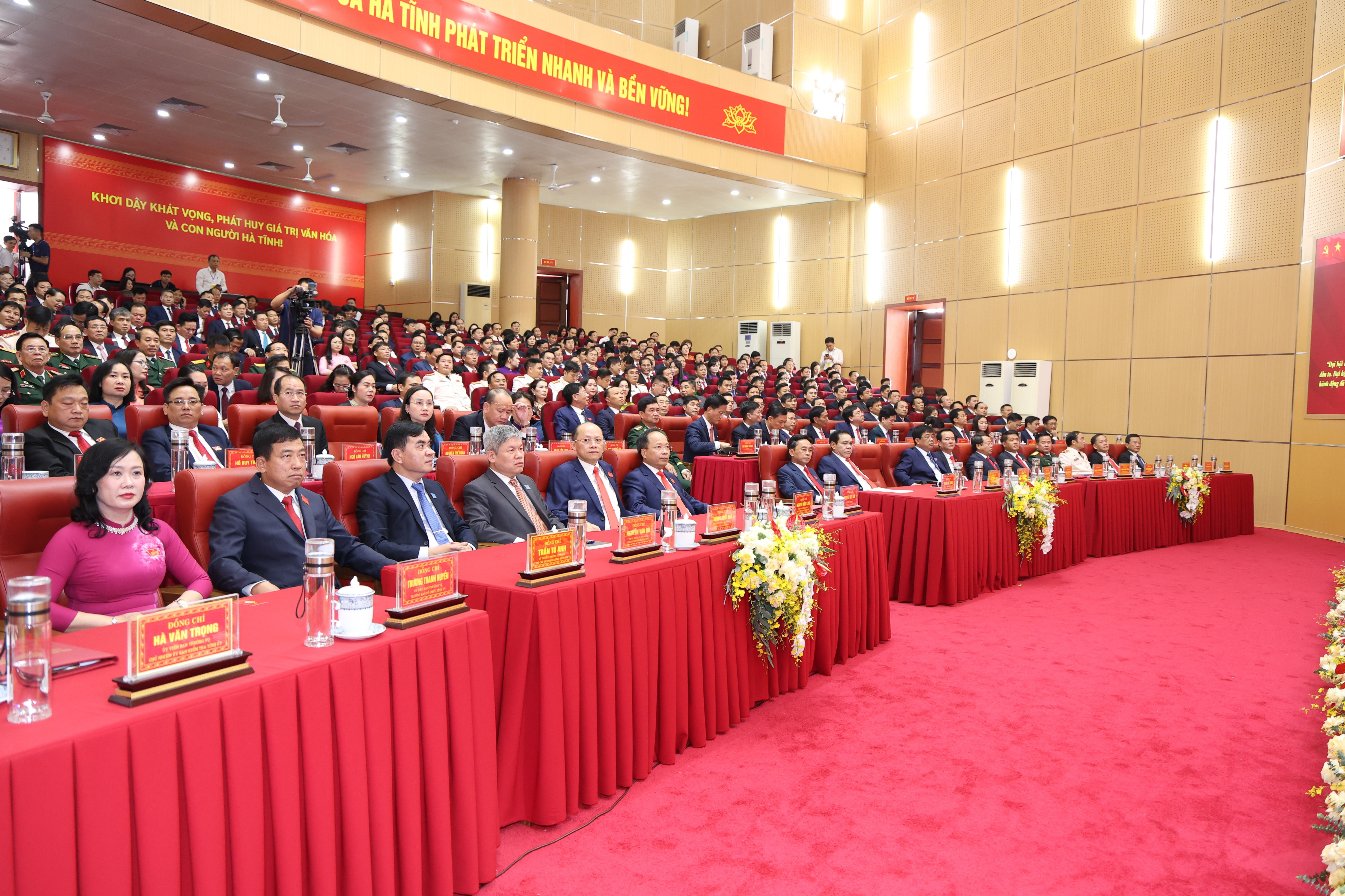 Đại diện các cơ quan Trung ương, các đồng chí lãnh đạo tỉnh và đại biểu dự đại hội