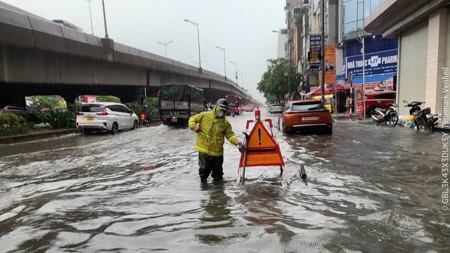 Hà Nội: Mưa lớn gây 65 điểm úng ngập - Ảnh 3.