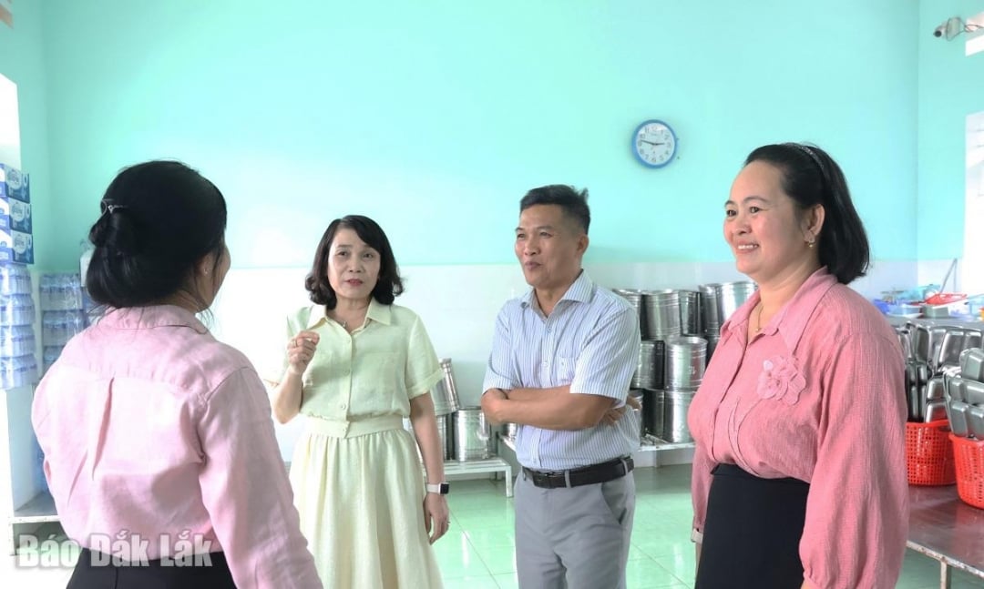 ក្រុមអធិការកិច្ចបានចុះត្រួតពិនិត្យនៅបរិវេណផ្ទះបាយនៃសាលាបឋមសិក្សាង្វៀនកុងទ្រូ។