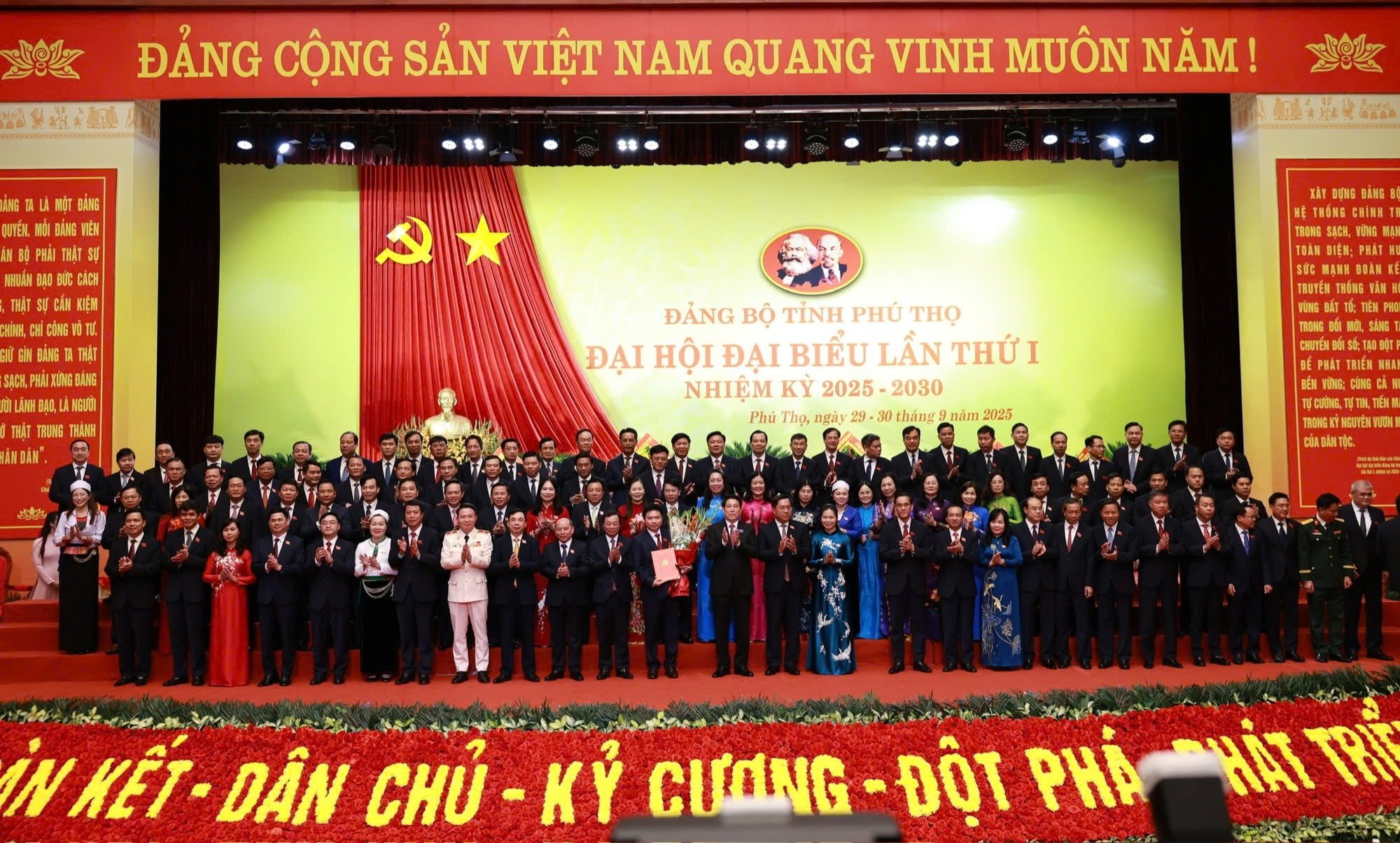 ប្រធានរដ្ឋ Luong Cuong បានបង្ហាញសេចក្តីសម្រេចរបស់ការិយាល័យនយោបាយ និងជូនកម្រងផ្កាអបអរសាទរគណៈកម្មាធិការប្រតិបត្តិបក្សខេត្ត Phu Tho សម្រាប់អាណត្តិ 2025-2030។ រូបថត៖ ឡុង ហាន