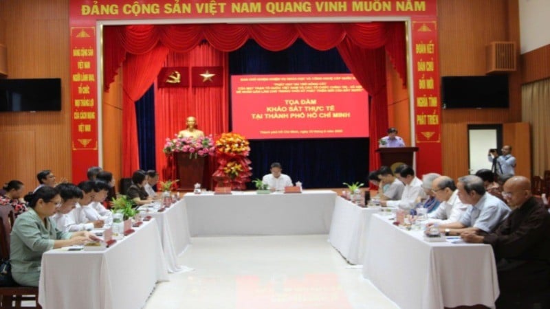 Seminar scene.