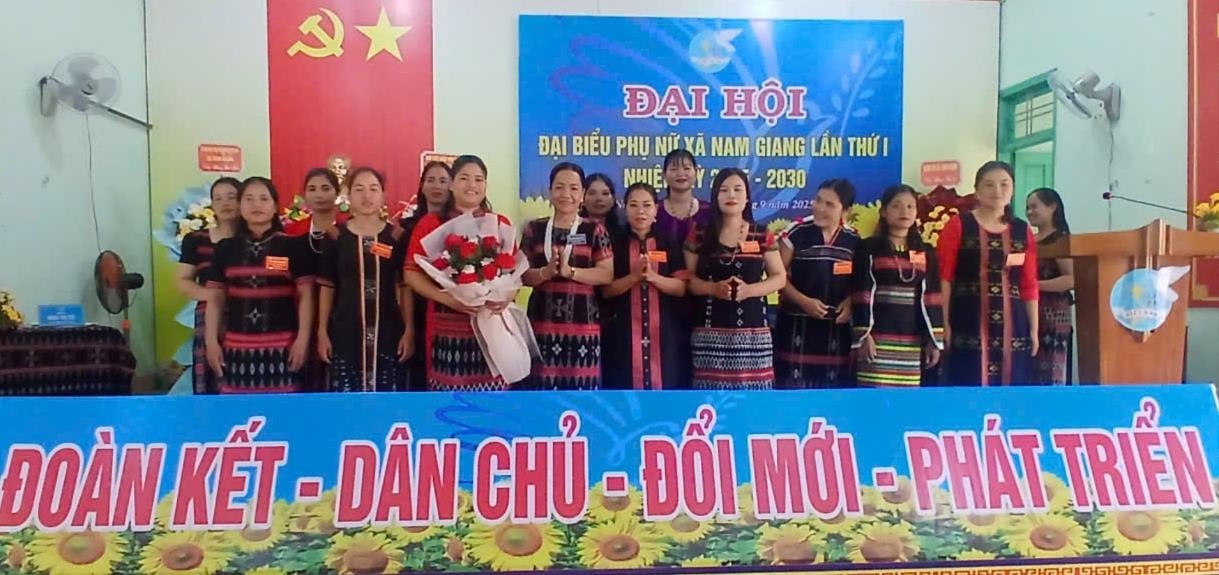 គណៈកម្មាធិការប្រតិបត្តិនៃសហភាពនារីឃុំ Nam Giang សម្រាប់អាណត្តិឆ្នាំ 2025-2030 ត្រូវបានណែនាំនៅក្នុងសមាជ។ រូបថត៖ វ៉ាន់ ធូ
