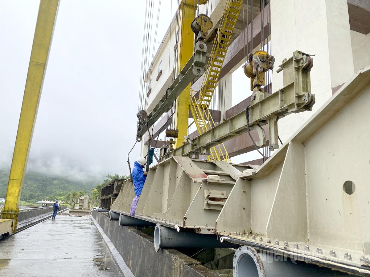 កម្មករ​រោងចក្រ​វារី​អគ្គិសនី​ Song Lo 2 លើក​សន្ទះ​ទប់​ទឹក​ជំនន់។