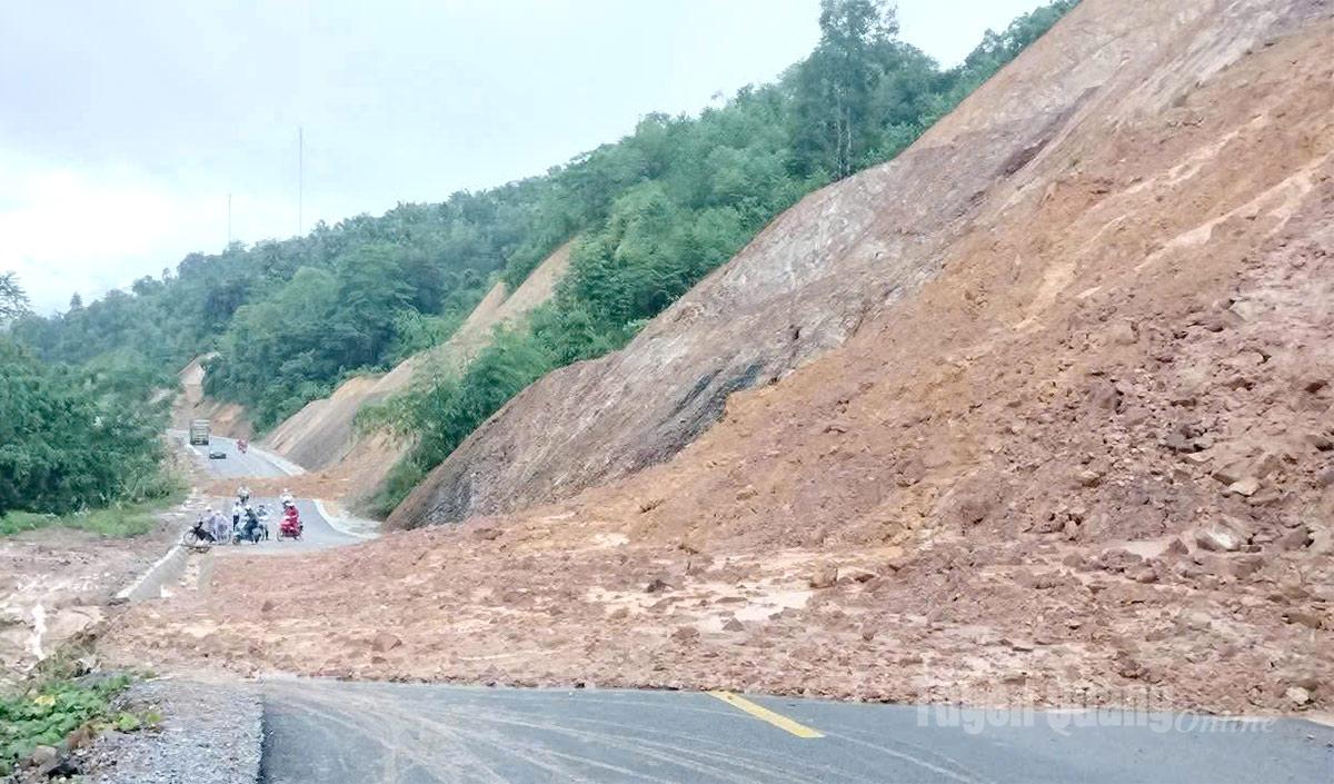 Serious landslide on Provincial Road 183, cutting off traffic between Bang Lang and Xuan Giang communes.