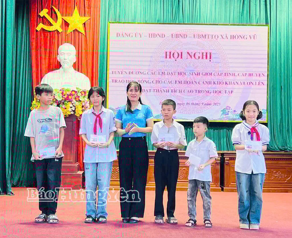 Hong Vu Commune Women's Union presented the program
