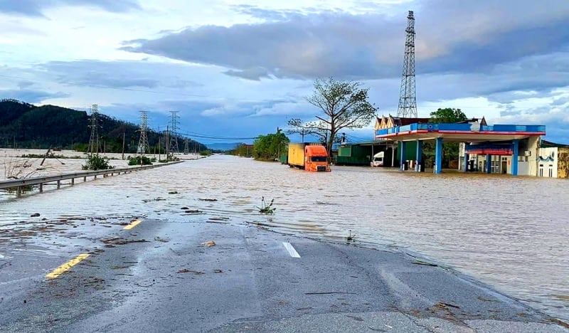 After storm No. 10, Ha Tinh people struggle with floods -0