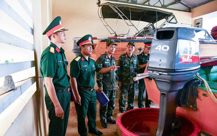 Lãnh đạo Bộ Chỉ huy quân sự tỉnh kiểm tra đảm bảo các phương tiện luôn trong tình trạng kỹ thuật tốt, sẵn sàng cơ động làm nhiệm vụ phòng, chống thiên tai - tìm kiếm cứu nạn trong mọi tình huống.