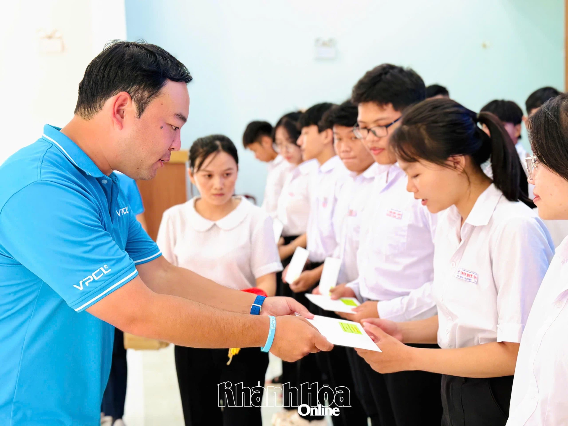 លោក Mitsuharu Mizota បានផ្តល់អាហារូបករណ៍ដល់និស្សិត។
