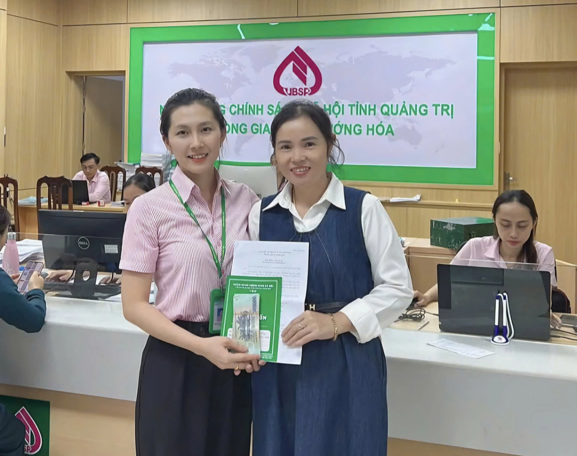 មន្ត្រីឥណទាននៃធនាគារគោលនយោបាយសង្គមនៃ Huong Hoa ប្រគល់ចំនួនប្រាក់កម្ចីដល់អតិថិជន - រូបភាព៖ M.L
