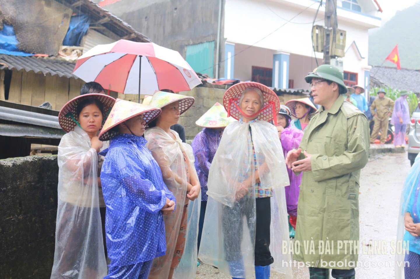 អនុប្រធាន​អចិន្ត្រៃយ៍​គណៈកម្មាធិការ​ប្រជាជន​ខេត្ត​បាន​សាកសួរ​អំពី​ការ​រស់នៅ​របស់​ប្រជាពលរដ្ឋ​នៅ​តំបន់​ទឹក​លិច​ឃុំ​តាន់​ដូន។