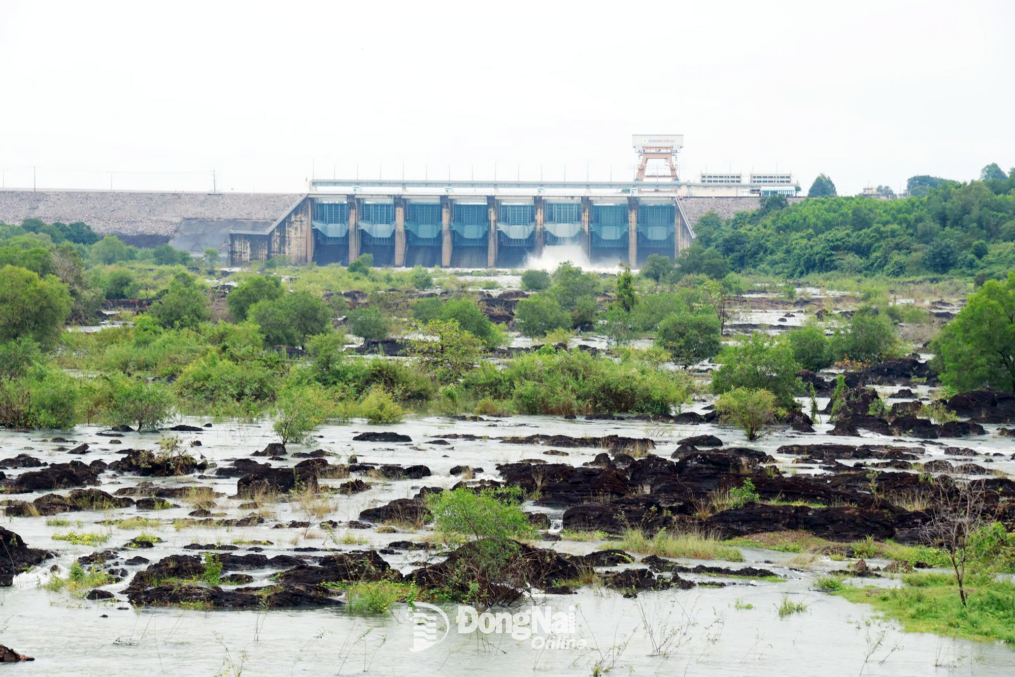 Loji Tenaga Hidro Tri An mengeluarkan air banjir melalui alur tumpahan pada 30 September. Foto: Quang Huy