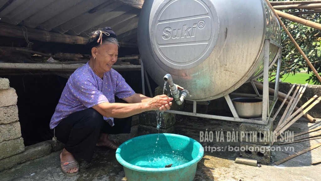 ប្រជាជននៅប្លុក Quang Trung 1 វួដ Luong Van Tri ប្រើប្រាស់ទឹកអនាម័យសម្រាប់ប្រើប្រាស់ប្រចាំថ្ងៃ។