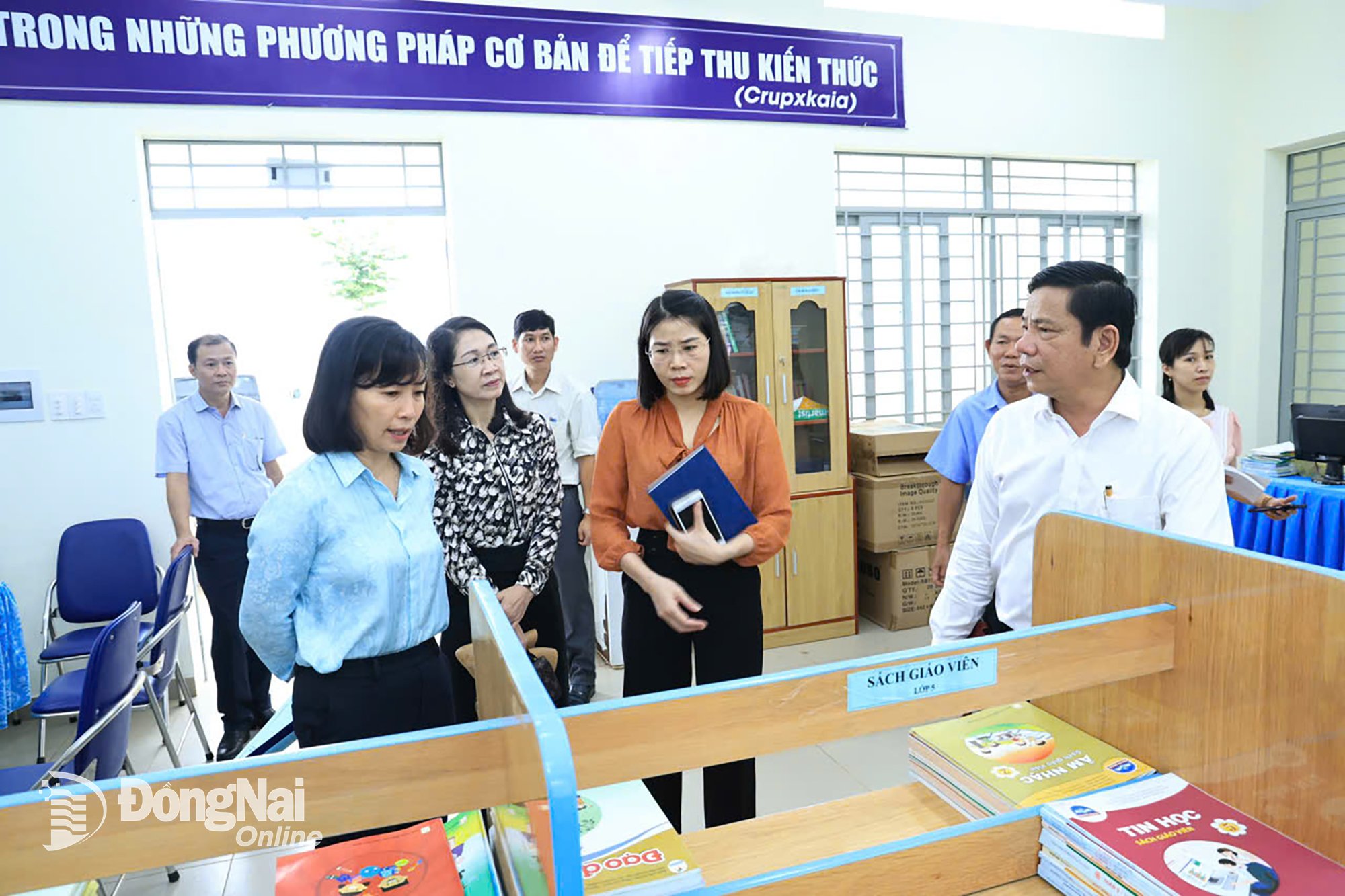 Člen provinčního výboru strany, ředitel odboru školství a odborné přípravy Truong Thi Kim Hue, provedl inspekci investic do vybavení škol v oblasti přesídlení Loc An - Binh Son (obec Long Thanh). Foto: Cong Nghia.