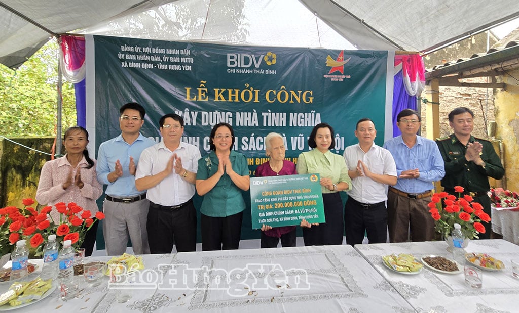 ធនាគារ​ពាណិជ្ជ​ភាគហ៊ុន​រួម​សម្រាប់​ការ​វិនិយោគ​និង​អភិវឌ្ឍន៍​នៃ​ប្រទេស​វៀត​ណាម​សាខា​ថៃ​ប៊ិញ​បាន​ប្រគល់​ប័ណ្ណ​គាំទ្រ​លោកស្រី​វូ​ធី​ណូយ​ក្នុង​ការ​សាងសង់​ផ្ទះ។