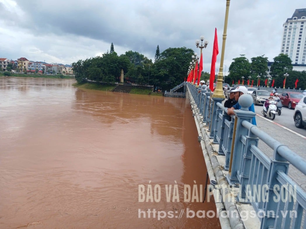 Người dân theo dõi mực nước sông Kỳ Cùng dâng cao