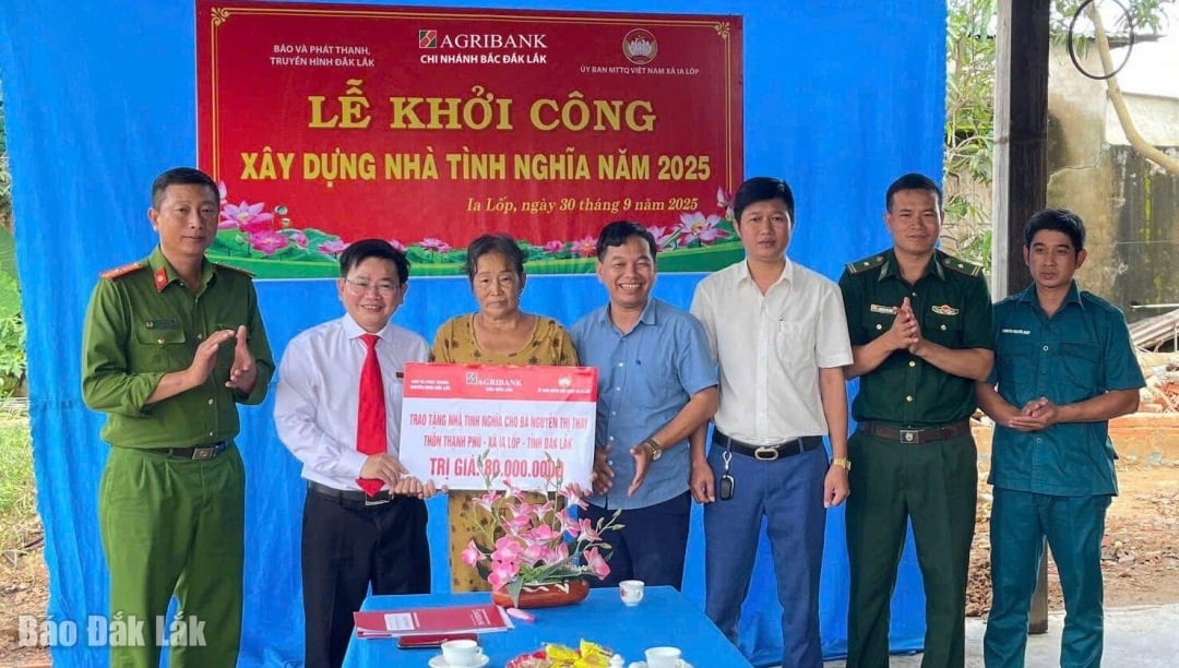 គណៈប្រតិភូចូលរួមពិធីបើកការដ្ឋានសាងសង់ផ្ទះដឹងគុណគ្រួសារលោកស្រី Nguyen Thi Thay (ភូមិ Thanh Phu ឃុំ Ia Lop)។