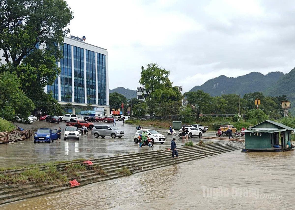 多くの人々が沿岸地域に集まり、水位上昇の状況を監視している。これは安全上のリスクとなる可能性がある。写真：ミン・ホアン