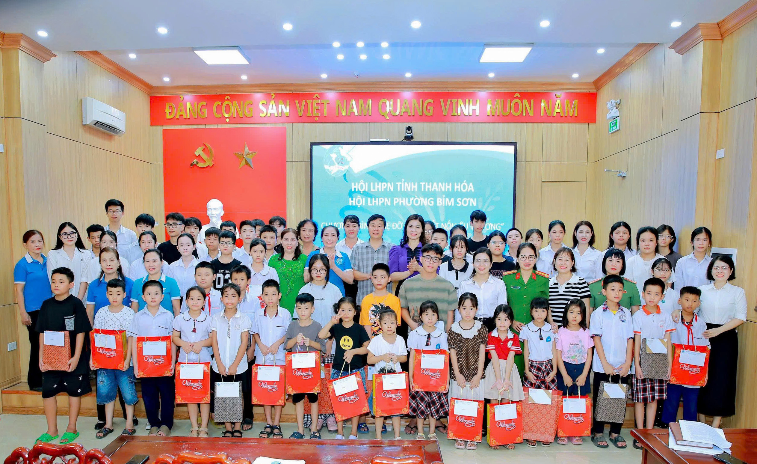 Mẹ đỡ đầu tiếp thêm động lực cho con trong dịp khai giảng năm học mới- Ảnh 7.