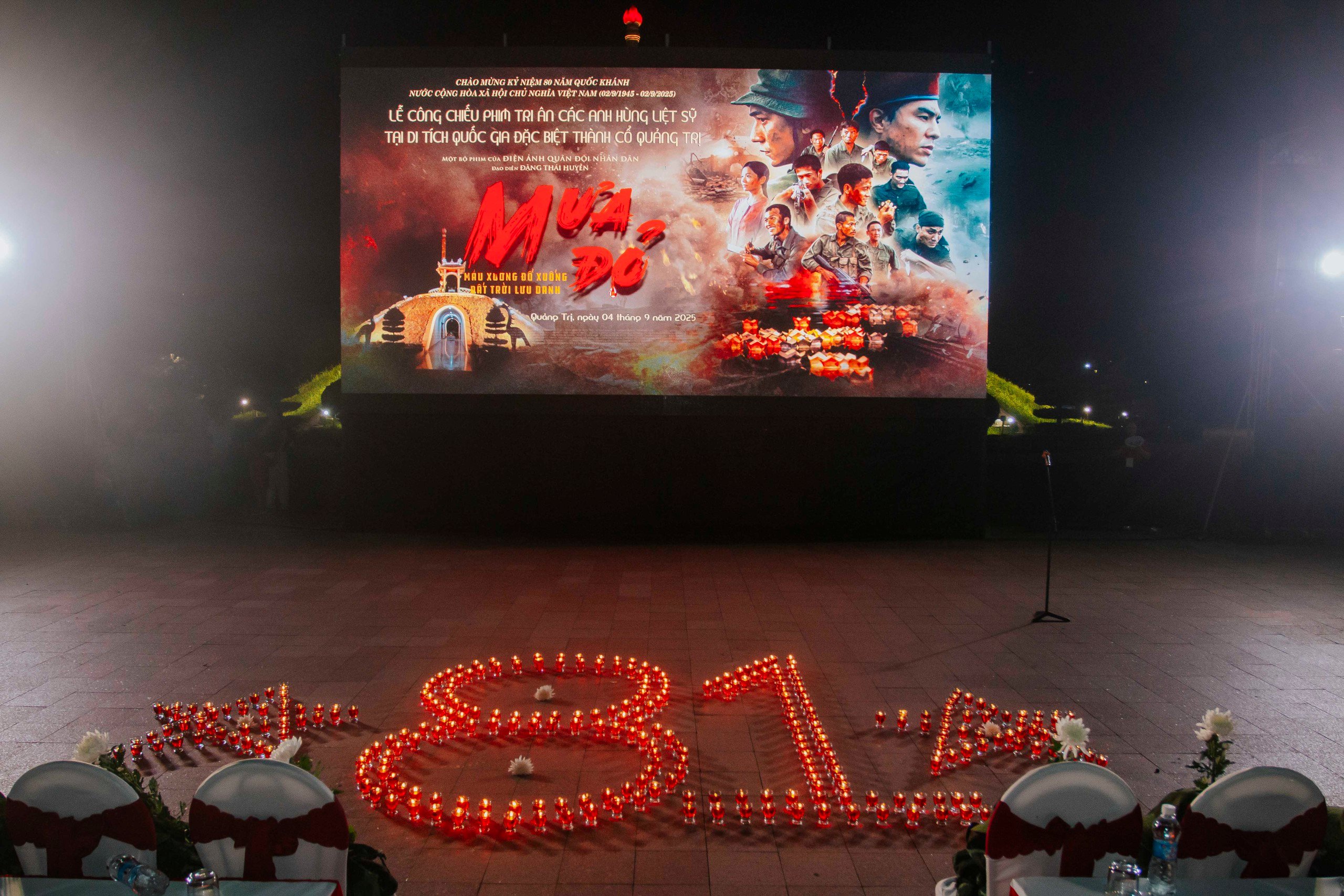 'Mưa đỏ' rơi trong lòng người dân Quảng Trị giữa đêm thành cổ- Ảnh 3.