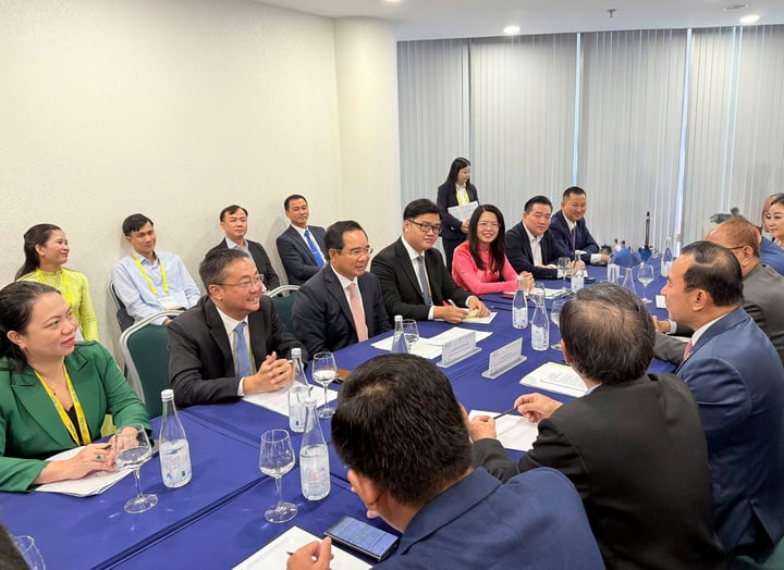 Předseda Hočiminového městského lidového výboru na akci jednal s domácími i zahraničními delegáty a mezinárodními podniky. (Foto: Huu Long)