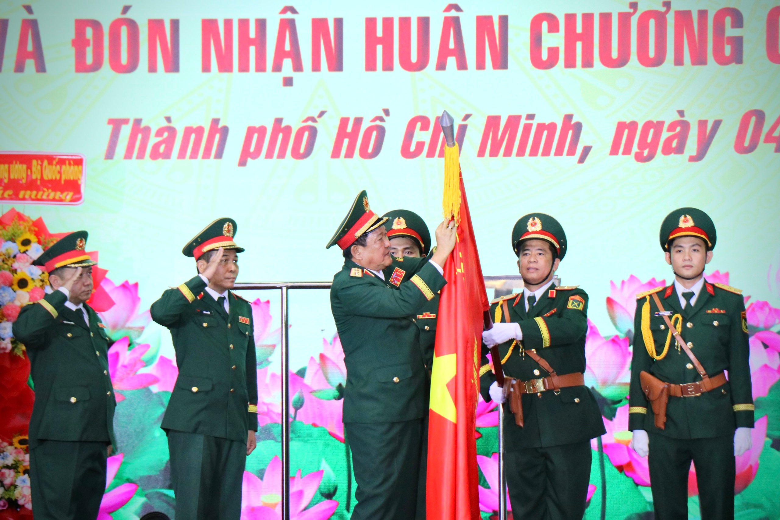 Bộ Tư lệnh TP.HCM nhận Huân chương Quân công hạng ba - Ảnh 1.