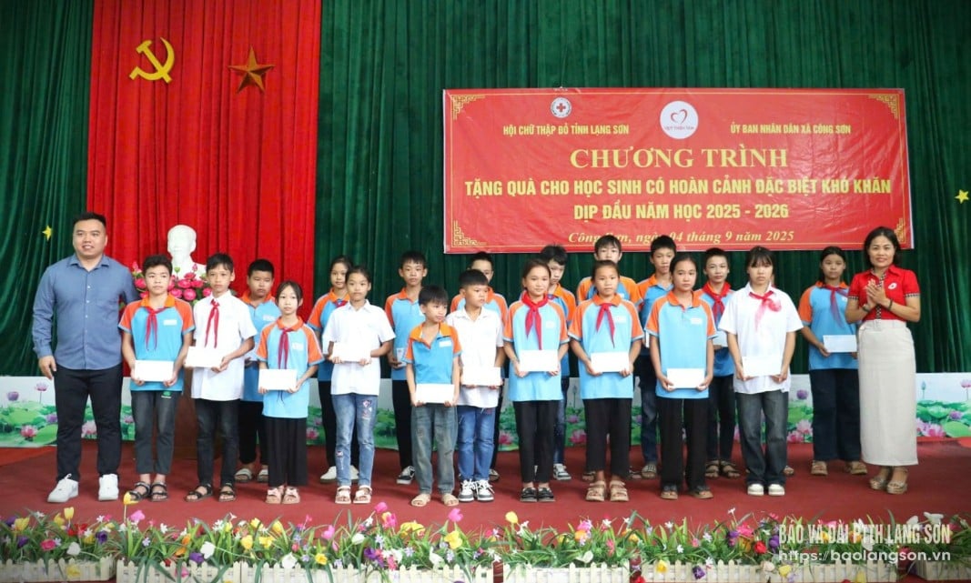 ថ្នាក់ដឹកនាំកាកបាទក្រហមខេត្ត និងតំណាងមូលនិធិ Thien Tam - Vingroup Corporation បានប្រគល់អំណោយដល់សិស្សានុសិស្សដែលមានស្ថានភាពលំបាក ជាពិសេសនៅឃុំ Cong Son។