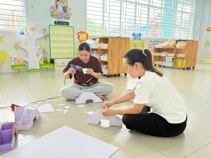 TPHCM: Hoa trong lễ khai giảng chuyển thành hỗ trợ đồng bào bão lụt, học sinh khó khăn- Ảnh 3.