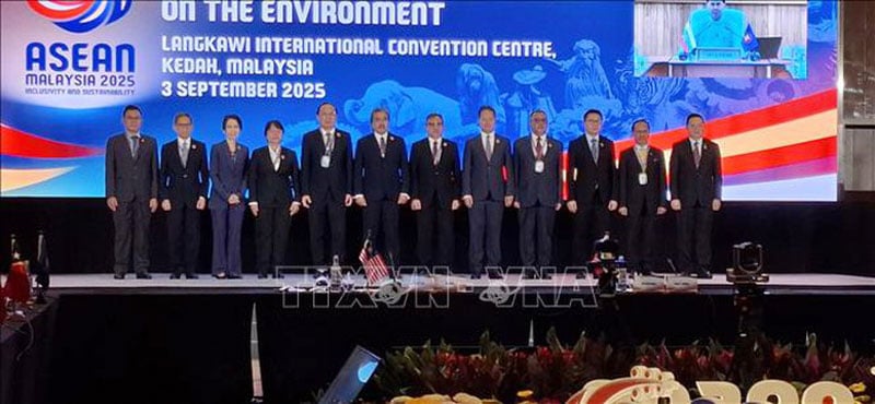 Trưởng đoàn Việt Nam, Thứ trưởng Bộ Nông nghiệp và Môi trường Lê Công Thành (thứ 5, từ trái sang) chụp ảnh chung cùng các đại biểu tại Hội nghị AMME-1 ở Langkawi (Malaysia).