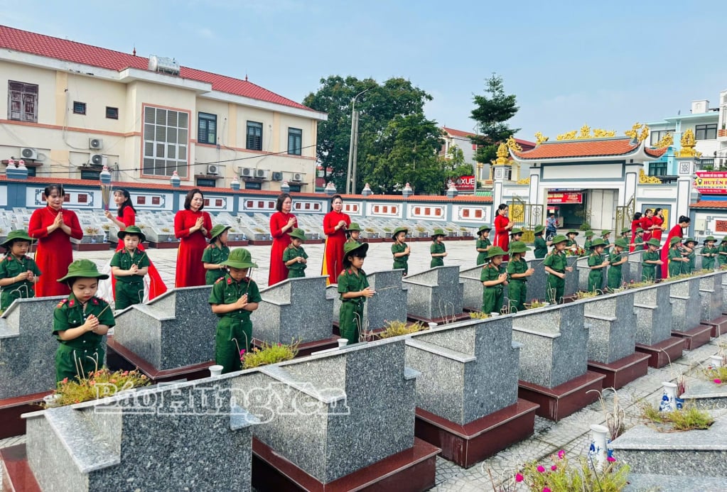 Lærere og elever ved Yen Phu barnehage (Viet Yen-kommunen) brenner røkelse for å minnes heroiske martyrer.