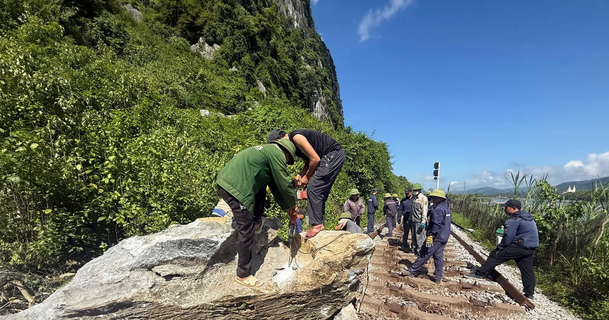 Đường sắt Bắc-Nam qua Quảng Trị thông tuyến sau nhiều giờ tê liệt