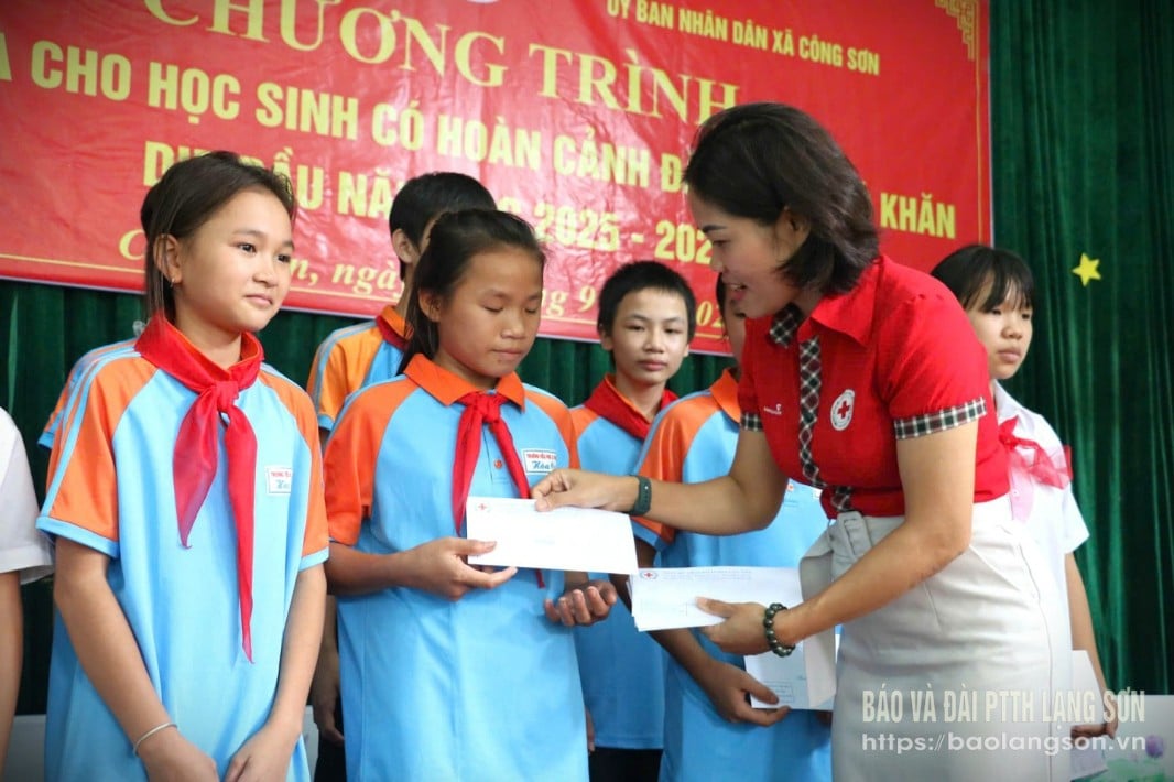 ថ្នាក់ដឹកនាំកាកបាទក្រហមខេត្ត ជូនអំណោយដល់សិស្សានុសិស្សដែលជួបការលំបាក ជាពិសេសក្នុងឃុំកុងសឺន។
