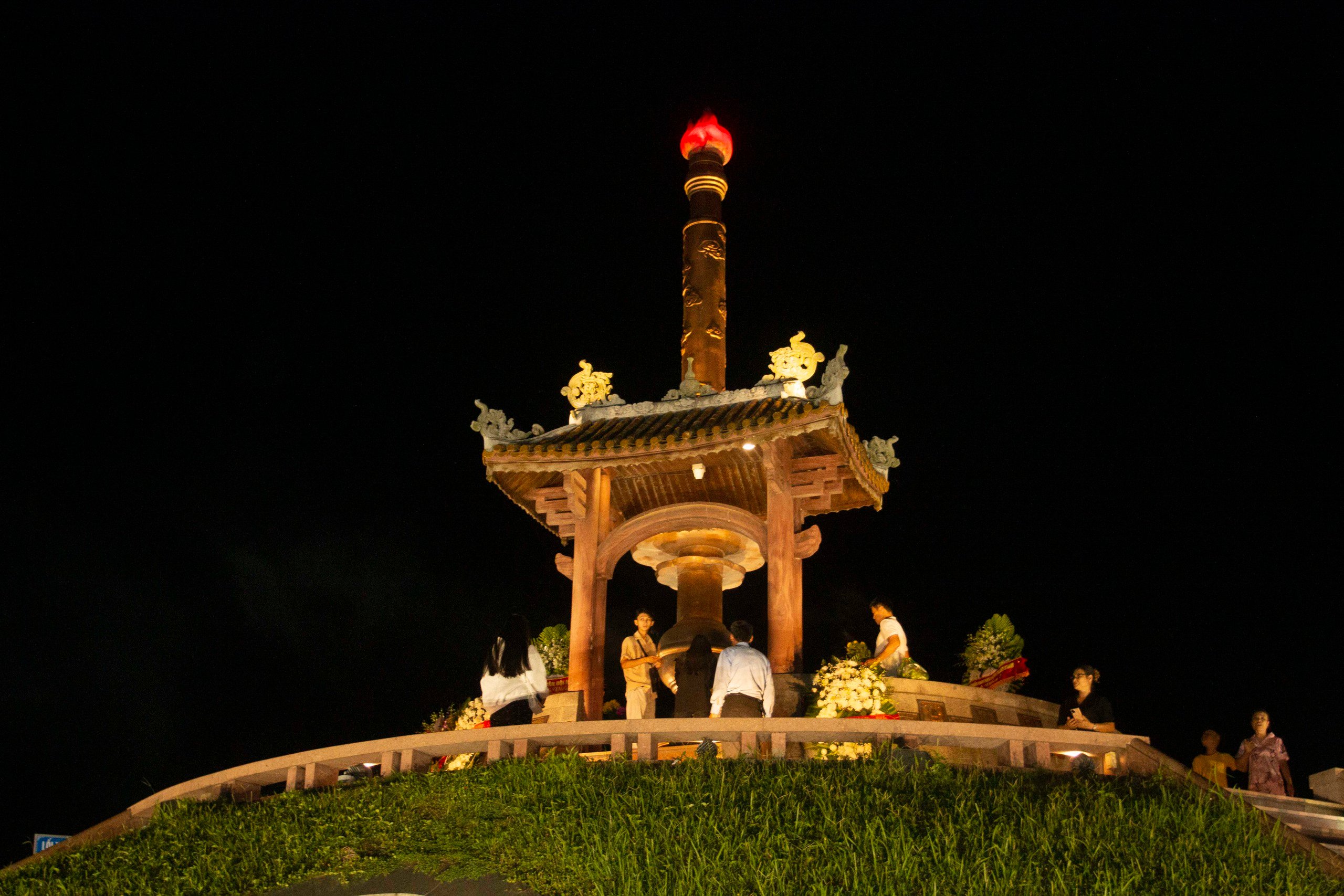 'Mưa đỏ' rơi trong lòng người dân Quảng Trị giữa đêm thành cổ- Ảnh 9.