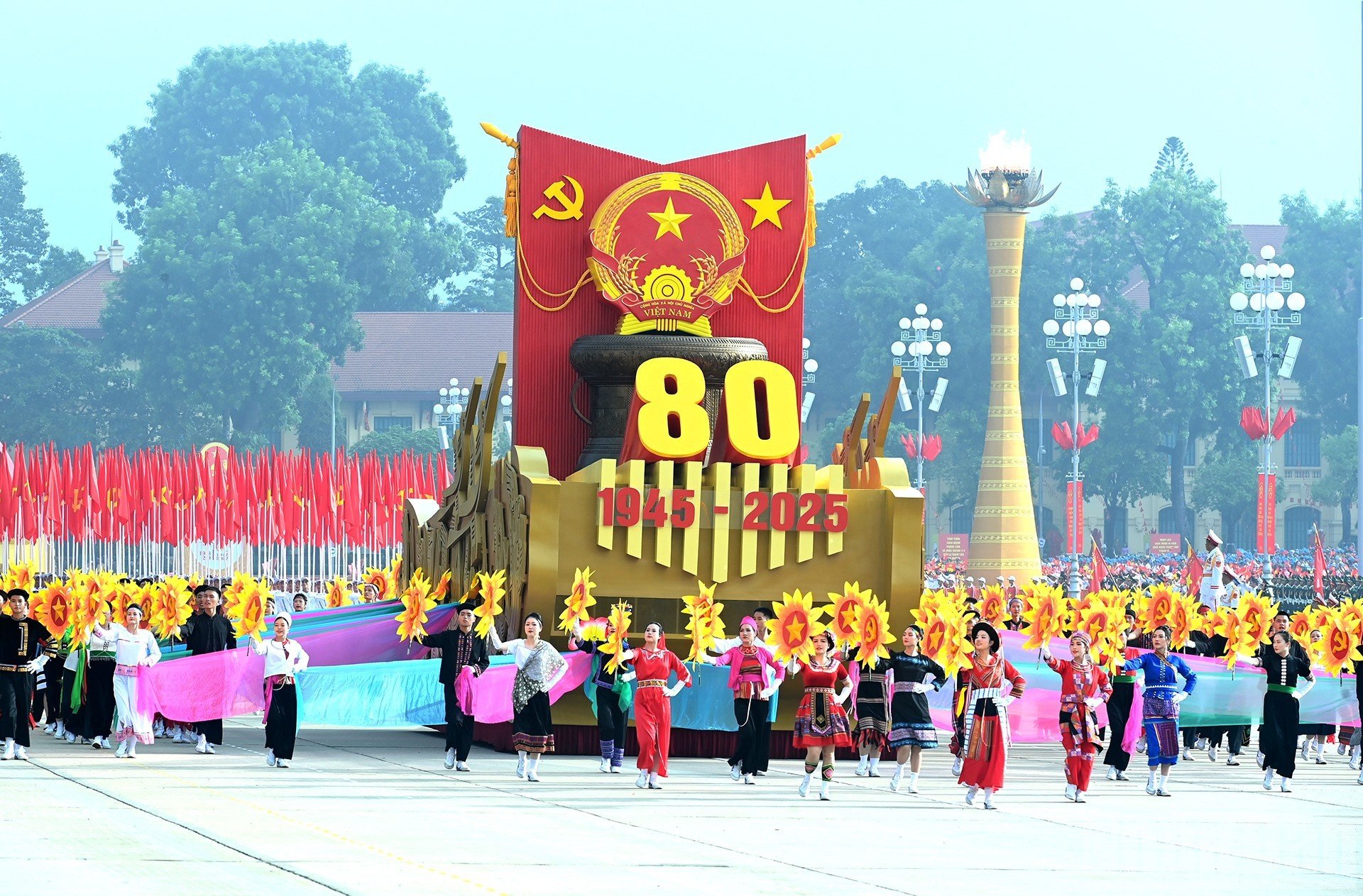 Biểu tượng 80 năm Cách mạng tháng Tám và Quốc khánh nước Cộng hòa xã hội chủ nghĩa Việt Nam tiến vào Lễ đài.