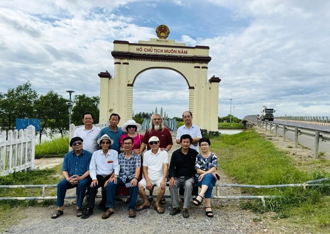 Phân hội Âm nhạc (Hội VHNT tỉnh Quảng Bình cũ) tham quan, giao lưu với Phân hội Âm nhạc (Hội VHNT tỉnh Quảng Trị cũ) trước ngày chính thức “về chung một nhà”-Ảnh: M.N