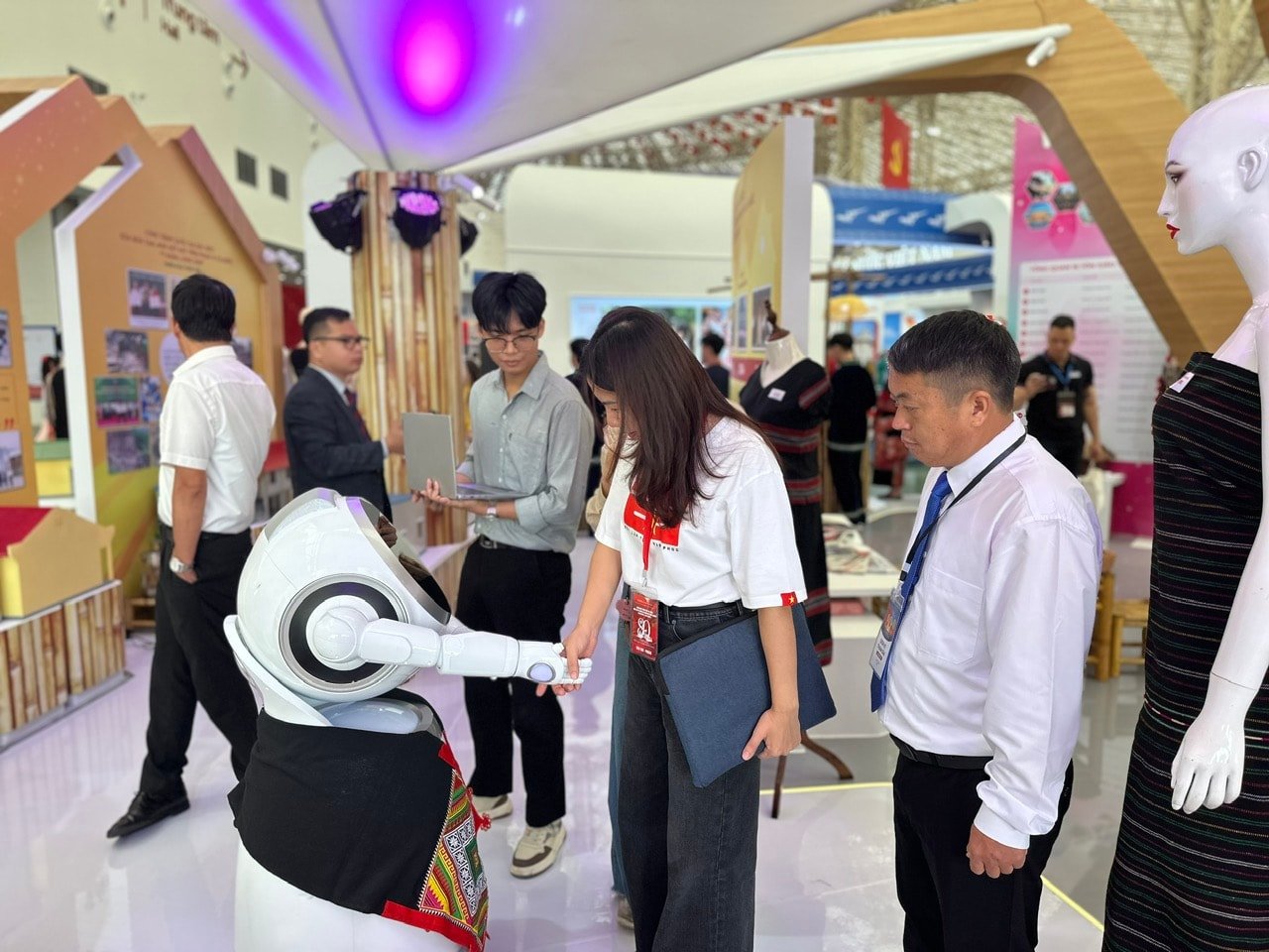 Hà Nội: Gần 4 triệu lượt khách tham quan Triển lãm Thành tựu đất nước tại Đông Anh - Ảnh 1.