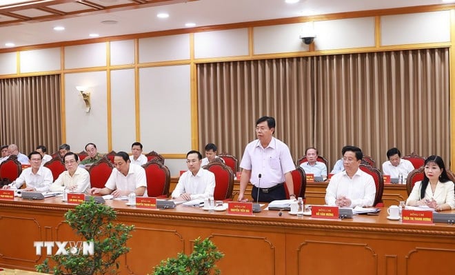 Ông Nguyễn Tiến Hải, Bí thư Tỉnh ủy An Giang báo cáo Dự thảo văn kiện và phương án nhân sự cấp ủy Đại hội đại biểu Đảng bộ tỉnh nhiệm kỳ 2025-2030. (Ảnh: Dương Giang/TTXVN)