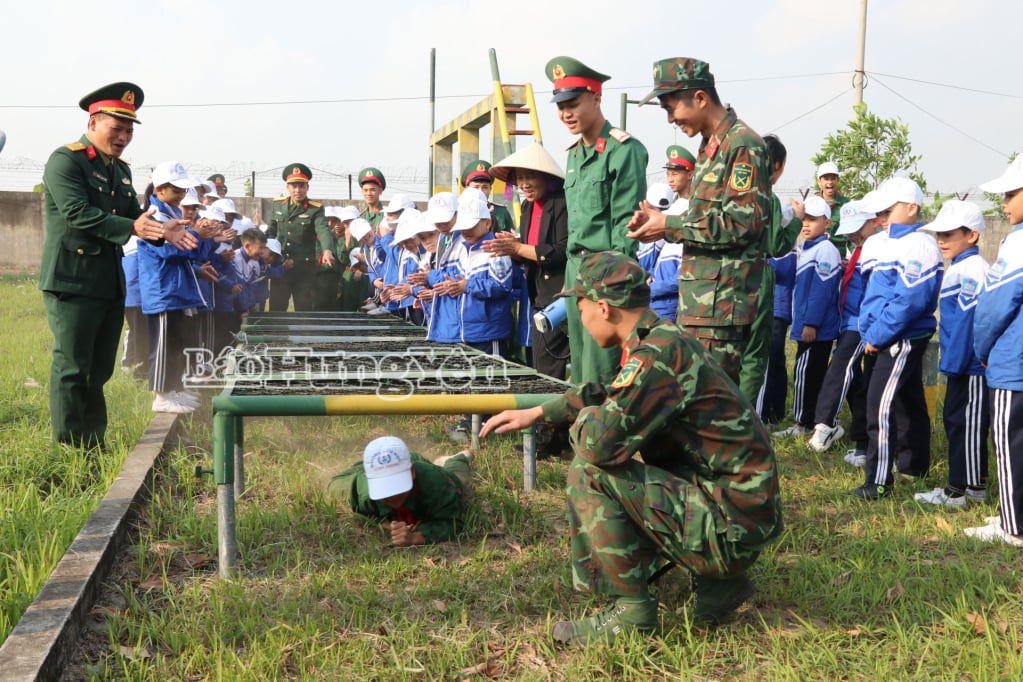 Elever ved Dong Phong barneskole (Dong Quan kommune) har erfaring ved infanteriregiment 568 (provinsiell militærkommando).