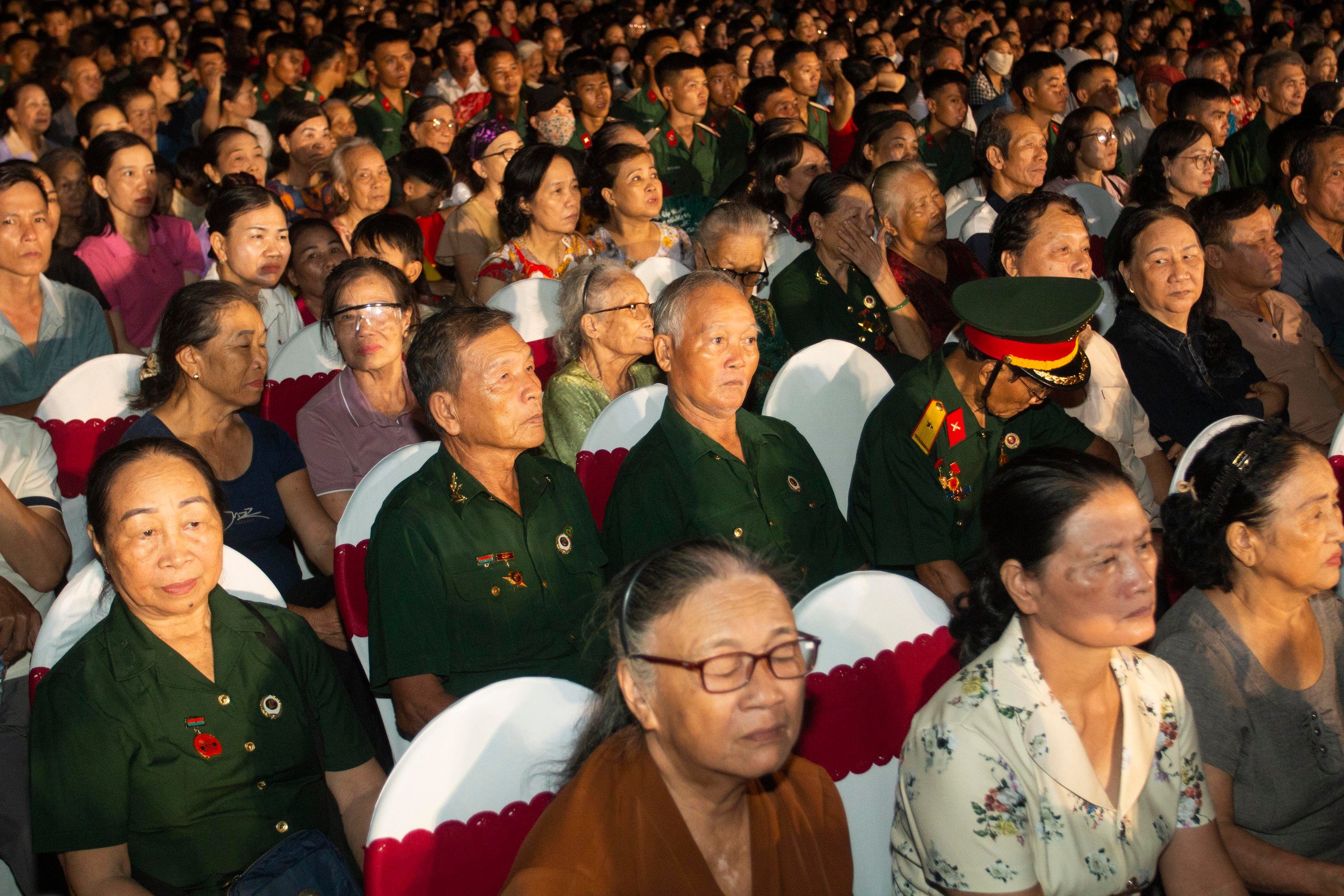 'Mưa đỏ' rơi trong lòng người dân Quảng Trị giữa đêm thành cổ- Ảnh 6.