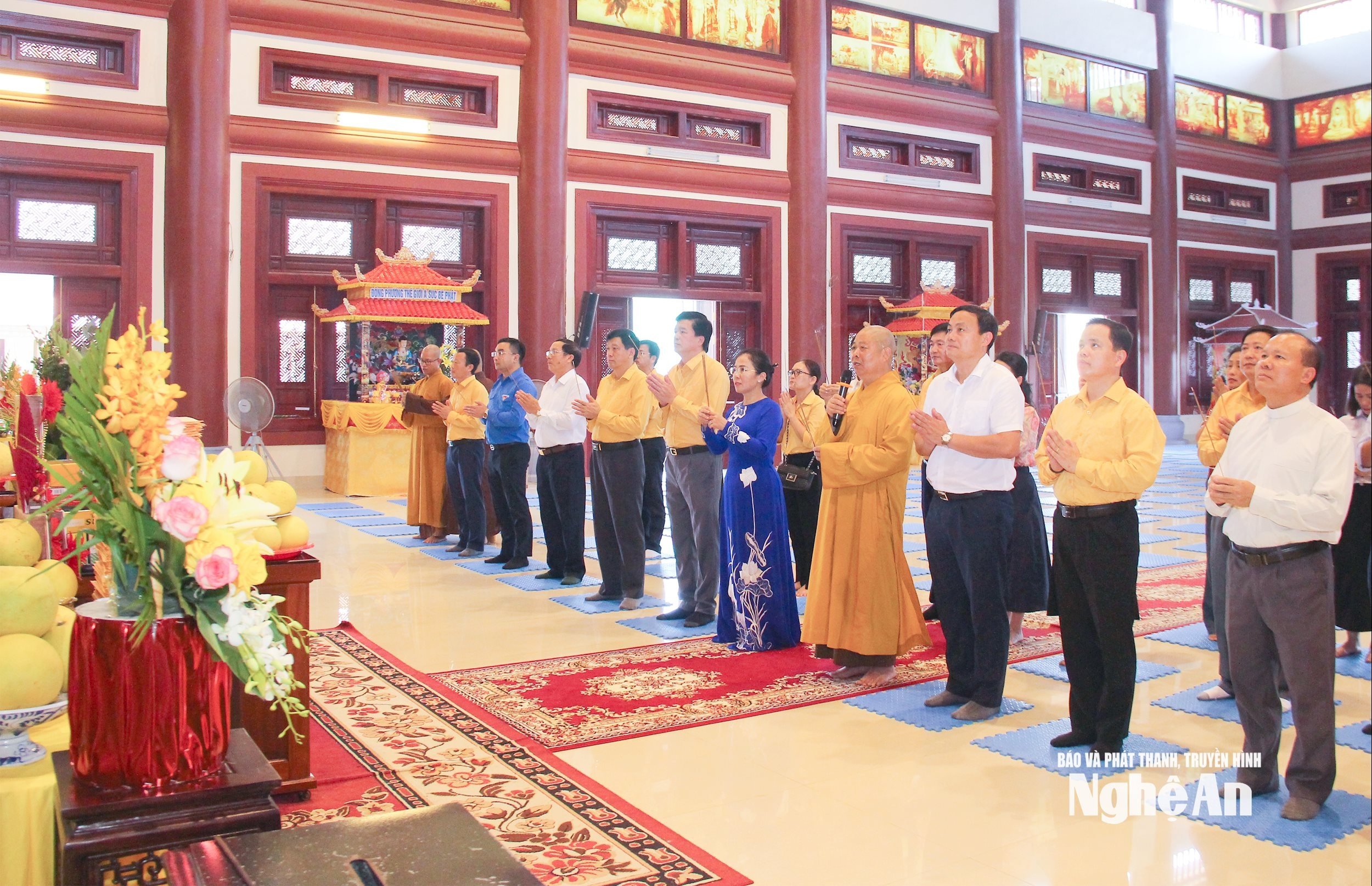 គណៈប្រតិភូខេត្តបានអុជធូបដល់ព្រះពុទ្ធ។ រូបថតរបស់ Mai Hoa