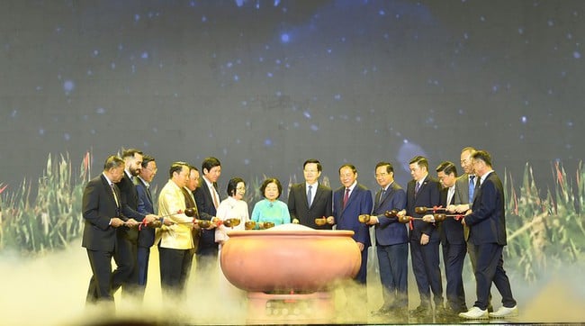 Rực rỡ “Đêm Việt Nam” - Nơi “Dòng chảy tinh hoa” hội tụ - Ảnh 2.